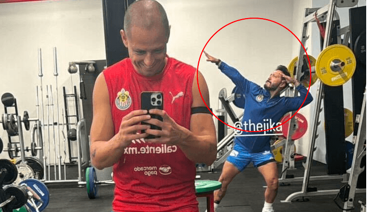  'Arruinan' entrenamiento de Chicharito con pose del gran Cuauhtémoc Blanco