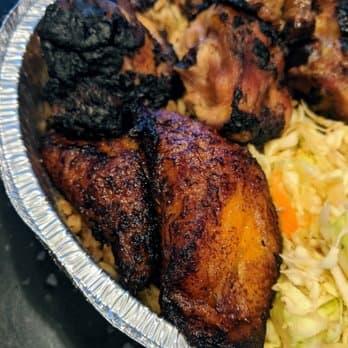 <b>Dat Fire Jerk Chicken</b>
<br>Dirección: 226 Northside Dr NW. Atlanta, GA. 30313
<br>Teléfono: (404) 254-4494
<br>Sitio web: 
<a href="http://www.datfirejerkchicken.com">www.datfirejerkchicken.com</a> 
<br>
<b><a href="https://www.yelp.com/map/dat-fire-jerk-chicken-atlanta">Cómo llegar</a></b>
<br>
<br>Aseguran que ofrecen “pollo jamaicano tradicional Jerk infundido con hierbas y especias naturales que valida su sello de autenticidad en el acervo cultural de la cocina caribeña”.