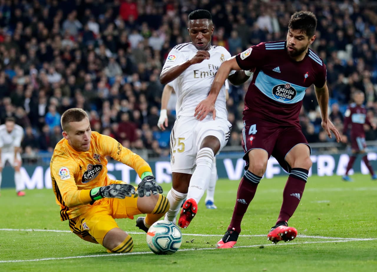 Néstor Araujo disputó los 90 minutos en el empate del Celta 2-2 contra el Real Madrid. En un gran juego del defensor mexicano, no se achicó con Gareth Bale o Benzema, a quienes marcó con mucha presión. Titular indiscutible con el cuadro de Vigo.