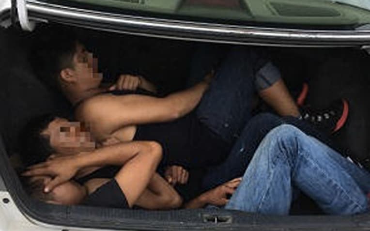 Arrestan a una mujer de Arizona que transportaba a tres inmigrantes indocumentados en la cajuela de su auto