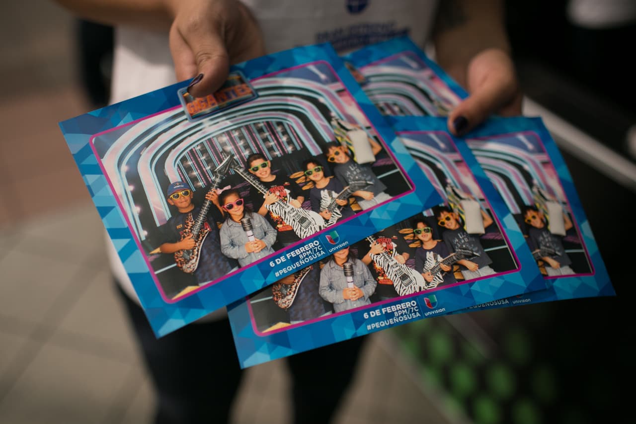 Los niños se tomaron fotografías como si estuvieran en el mismo escenario de Pequeños Gigantes USA.