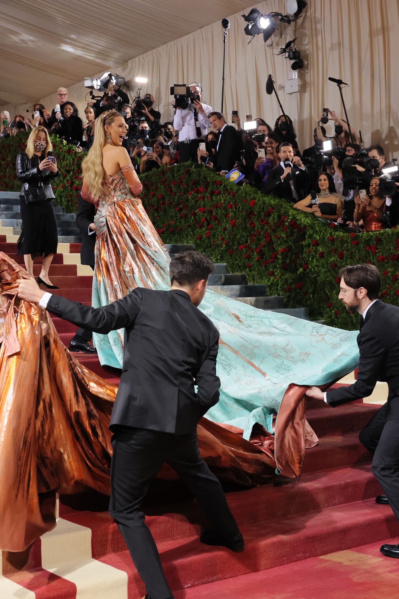 Arriba, un lazo XXL en color salmón que le fue retirado a su llegada a la famosa escalinata del museo.
<br>