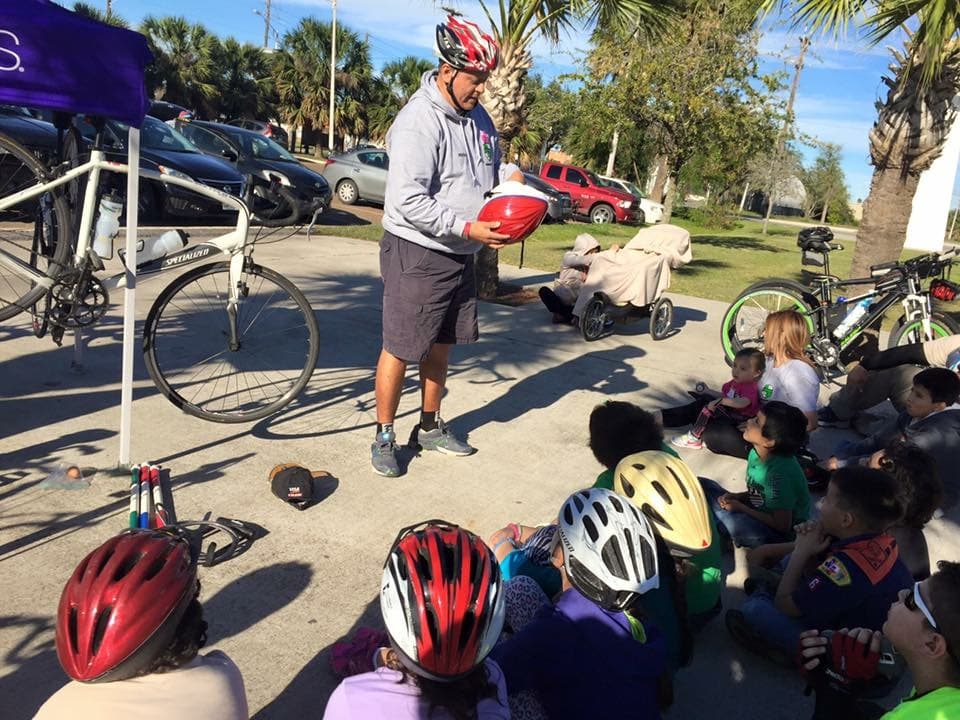 El activista Fernando Martínez enseña seguridad a los niños hispanos de Brownsville, Texas.