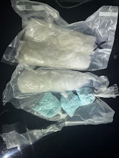 Les confiscaron 714,300 pastillas de fentanilo, 3.5 libras de polvo de fentanilo, 6 libras de metanfetamina, 3.6 libras de heroína, 2 libras de cocaína y poco más de $17,000 dólares.