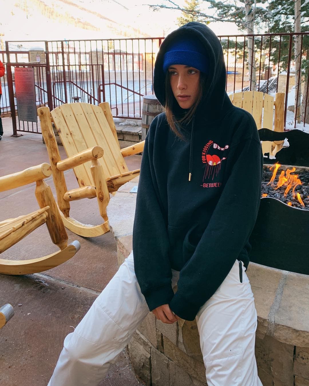 Hannah también hizo lo propio, pero muy cubierta de pies a cabeza por tanto frío.