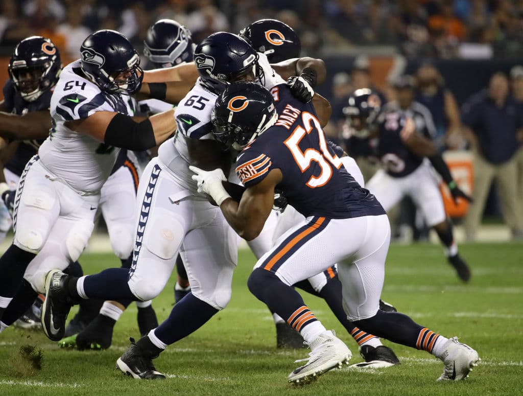 Khalil Mack (52) tuvo una sólida actuación con cinco tacleadas y una captura de quarterback. Se consolida como una pieza clave en la defensa de Chicago.