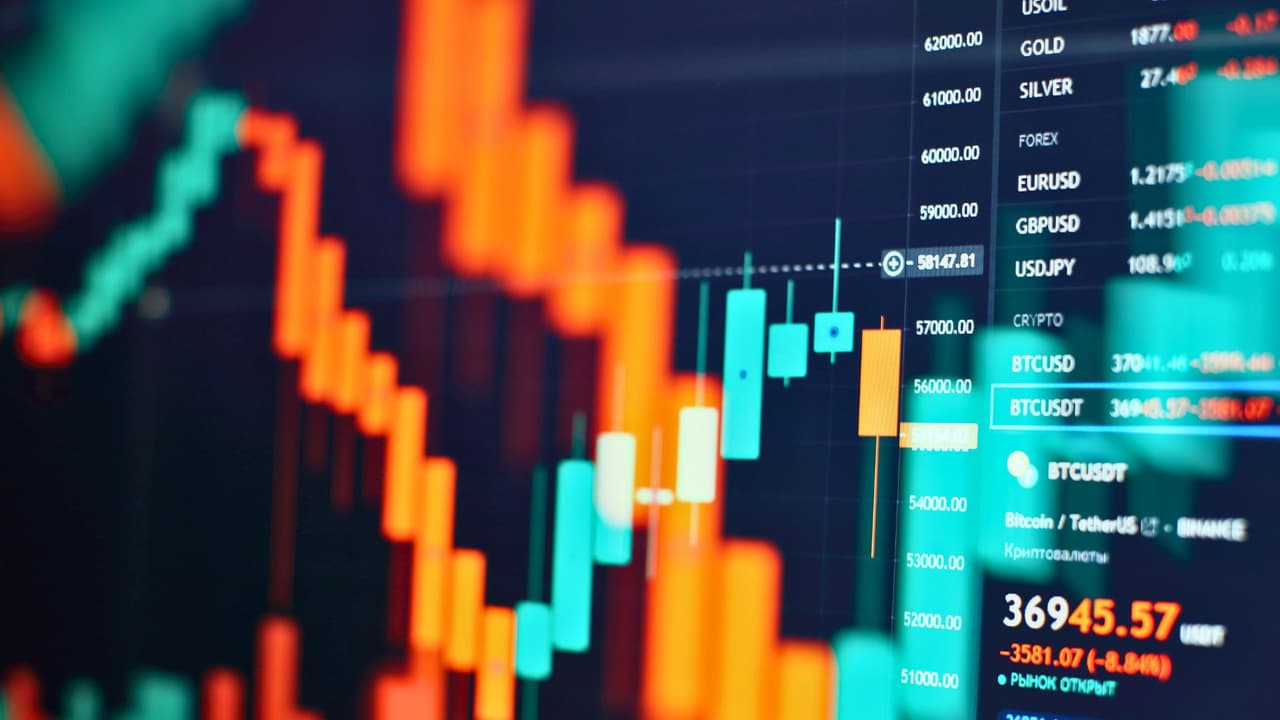 <h3 class="cms-H3-H3">Una caída de más del 90% en la bolsa </h3>
<br>Bumble salió a la bolsa en 2021 con gran entusiasmo y 
<b>una valoración de $7,700 millones</b>. Hoy, 
<b>esa cifra ha caído a cerca de $538 millones.</b> Sí, leíste bien: 
<b>más del 90% de pérdida en tres años. </b>Aunque tras el anuncio de los despidos sus acciones subieron más del 20%, la empresa reconoció que está en un “punto de inflexión” y que 
<b>han tenido que tomar decisiones difíciles para reconstruir su negocio.</b>