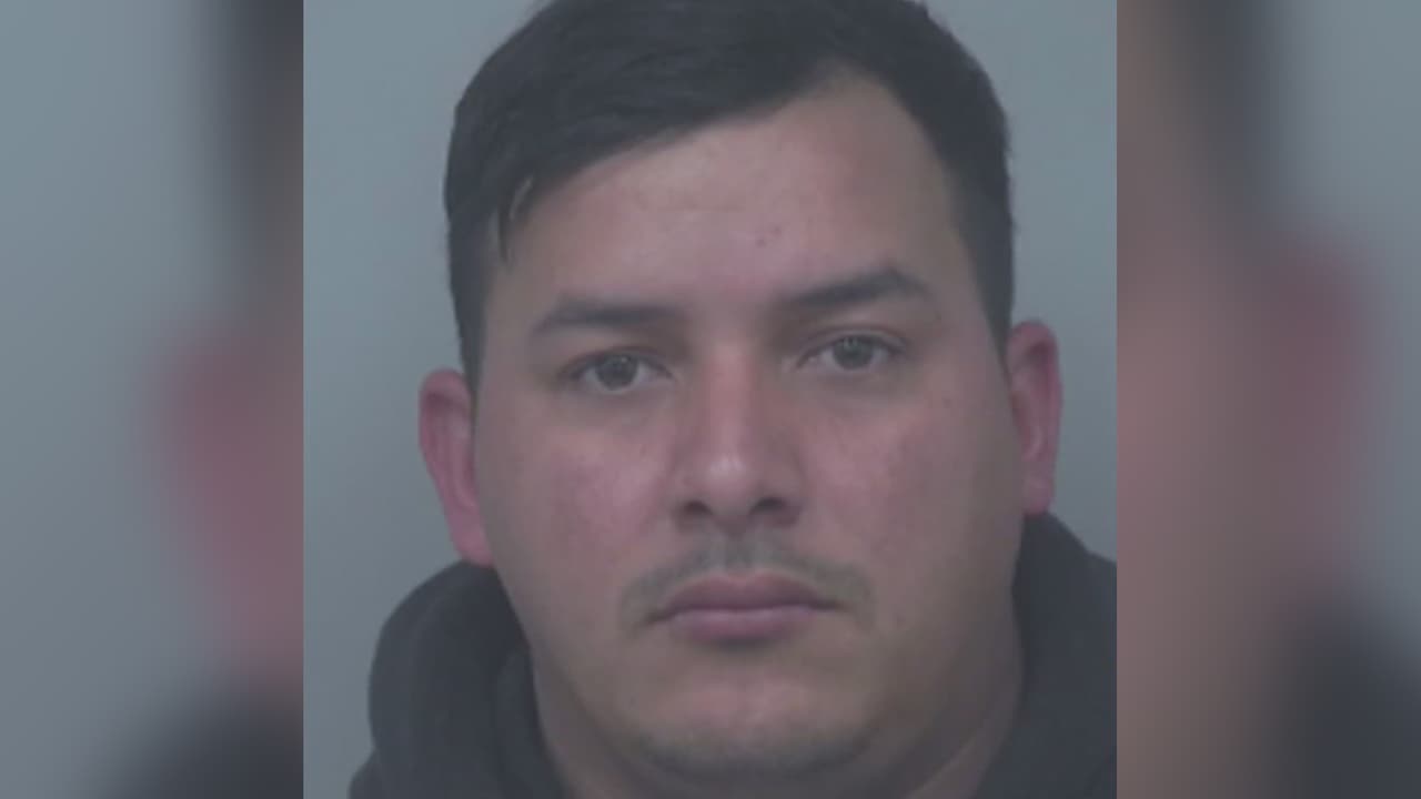 Hombre enfrenta cargos tras apuñalamiento en incidente de furia al volante en Georgia