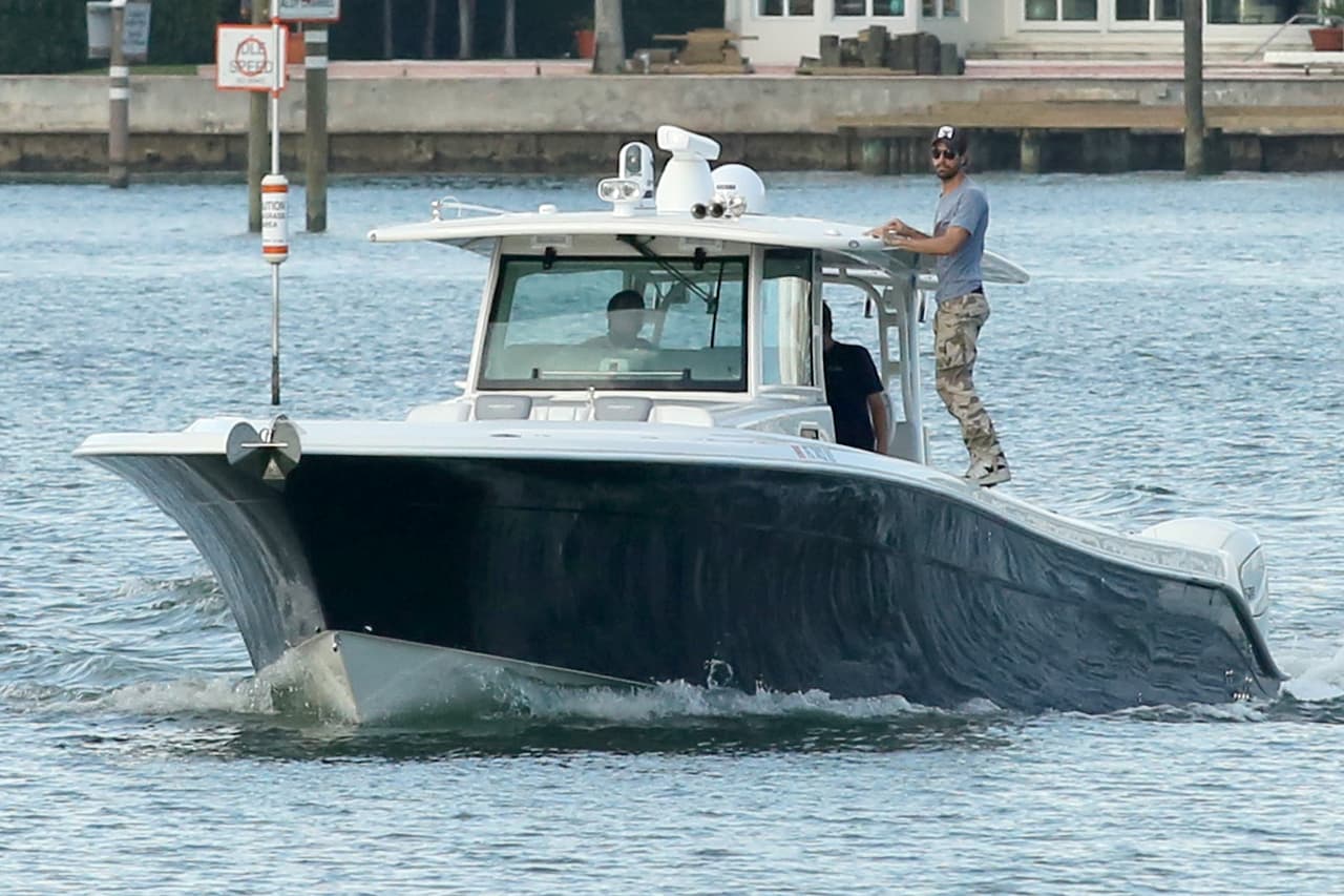 Así disfrutaba Iglesias de su nuevo bote.