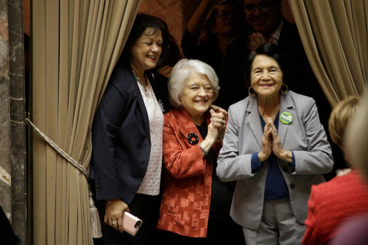 Dolores Huerta, agradece a los senadores tras la votación unánime para designar el 10 de abril como el “Día de Dolores Huerta”, el 18 de marzo de 2019, en Olympia, Washington.