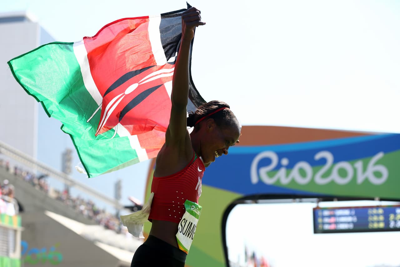 Jemima Jelagat Sumgong (Kenia) se pasea eufórica con su bandera al ganar la medalla de oro para su país.