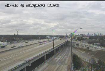 Si tu vehículo comienza a deslizarse, suelta el acelerador o los frenos. Conduce en la dirección que te lleva el vehículo hasta que haya recuperado la tracción.
<br>