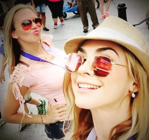 Araceli Arámbula es una de sus amigas más cercanas, incluso es madrina de Sélika, la menor de sus hijas.