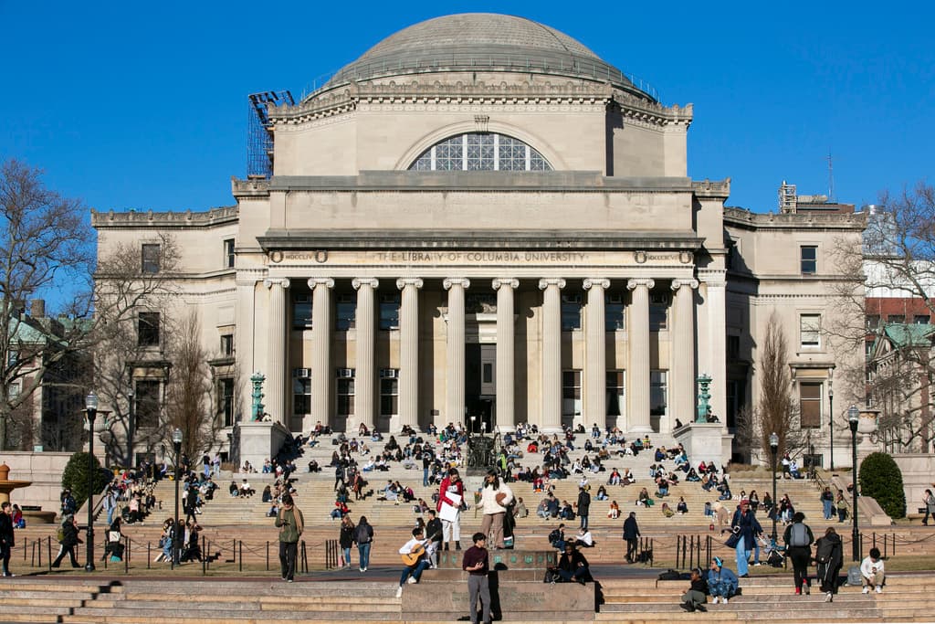 Estudiantes sentados en la escalinata de la Biblioteca Low Memorial en el campus de la Universidad de Columbia en Nueva York, 10 de febrero de 2023.