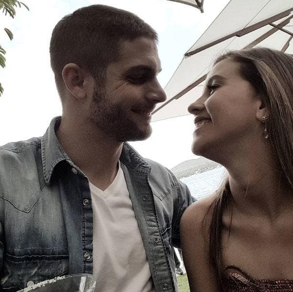 Pancheri le ha dedicado románticos mensajes en Instagram: “Yo te veo tan bonita, tan perfecta y tan preciosa que cualquier cosa que tengas, a mi me resulta hermosa. Y si a lo que ya te has puesto, le acompaña una sonrisa, eres el ser mas perfecto que esta linda tierra pisa. Y es que tu para mis ojos eres tan maravillosa, que lo más bello a tu lado, es para mí poca cosa. @soypaulinagoto”.