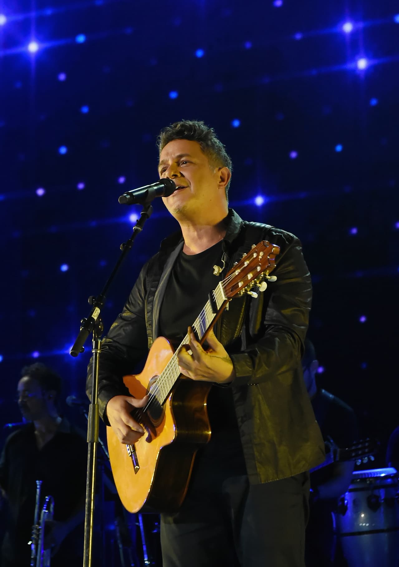 MIAMI, FL - OCTOBER 14: In this handout photo provided by One Voice: Somos Live!, Alejandro Sanz performs onstage at One Voice: Somos Live! A Concert For Disaster Relief at Marlins Park on October 14, 2017 in Miami, Florida. (Photo by Rick Diamond/One Voice: Somos Live!/Getty Images)