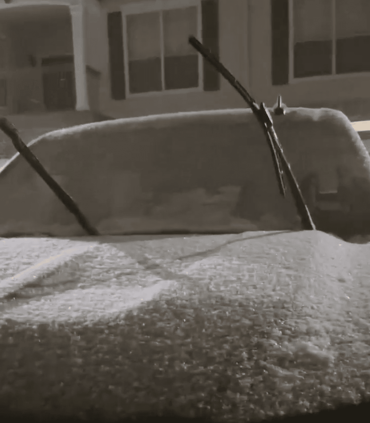 ¡Congelados! Nuestros amigos de Grapevine amanecen así con sus autos bajo una capa de nieve.