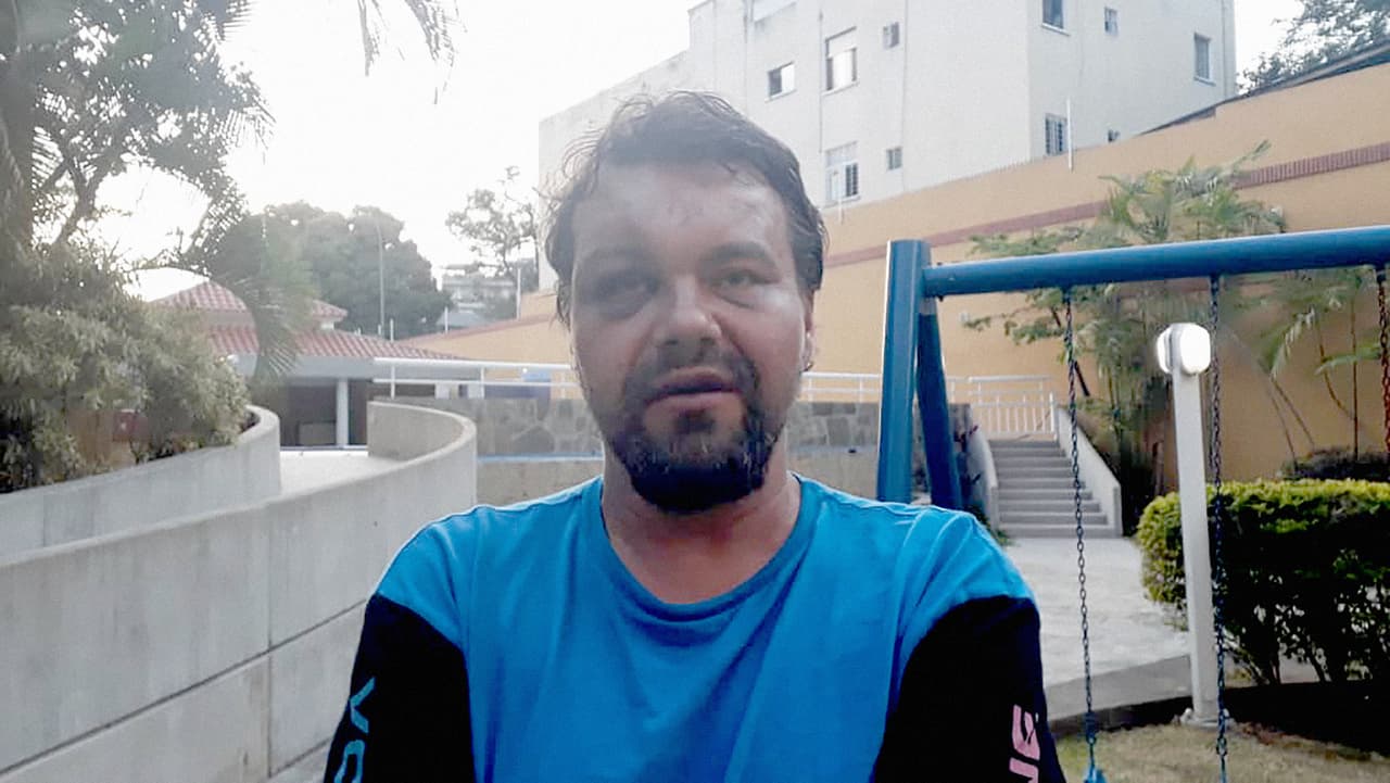 <b>Tomasz Surdel,</b> polaco, periodista del diario Gazeta Wyborcza. Fue detenido y golpeado por las Fuerzas Especiales de la Policía Nacional Bolivariana (FAES) el 14 de marzo en Caracas. Tenía dos meses cubriendo el conflicto político en Venezuela y en un recorrido de rutina por la capital fue abordado por los funcionarios que tenían los rostros cubiertos. Le pidieron sus documentos, le colocaron un saco en la cabeza y lo golpearon con un objeto contundente en el rostro y la cabeza varias veces. Luego los agentes se fueron.