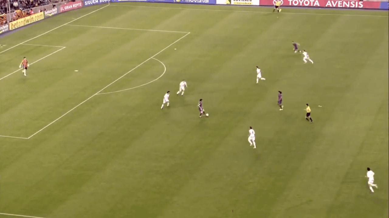 <b>Buscó a ‘Dinho’</b>
<br>Lionel era consciente de la capacidad del brasileño, lo buscó luego de que el ‘10’ se ofreció como apoyo y el propio Messi se movió al espacio, específicamente, a la espalda del defensor.