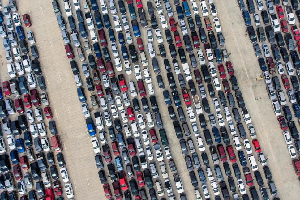 Miles de personas esperan en sus coches a las afueras del banco de alimentos de San Antonio, Texas, antes de que comience a distribuir comida.
