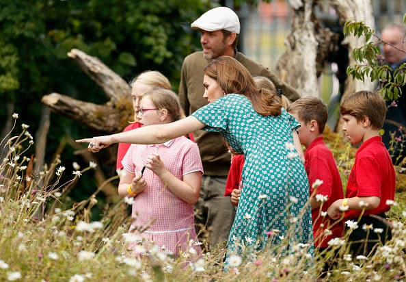De acuerdo a la crónica de la publicación, el jardín fue un gran éxito con el grupo de niños que había invitado del Centro Anna Freud y el Hospital Infantil Evelina.