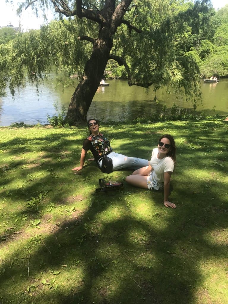 También en Nueva York aprovechó para relajarse y sentarse en el césped para pasar un buen rato con su acompañante. ¿Se ve de envidia, verdad?