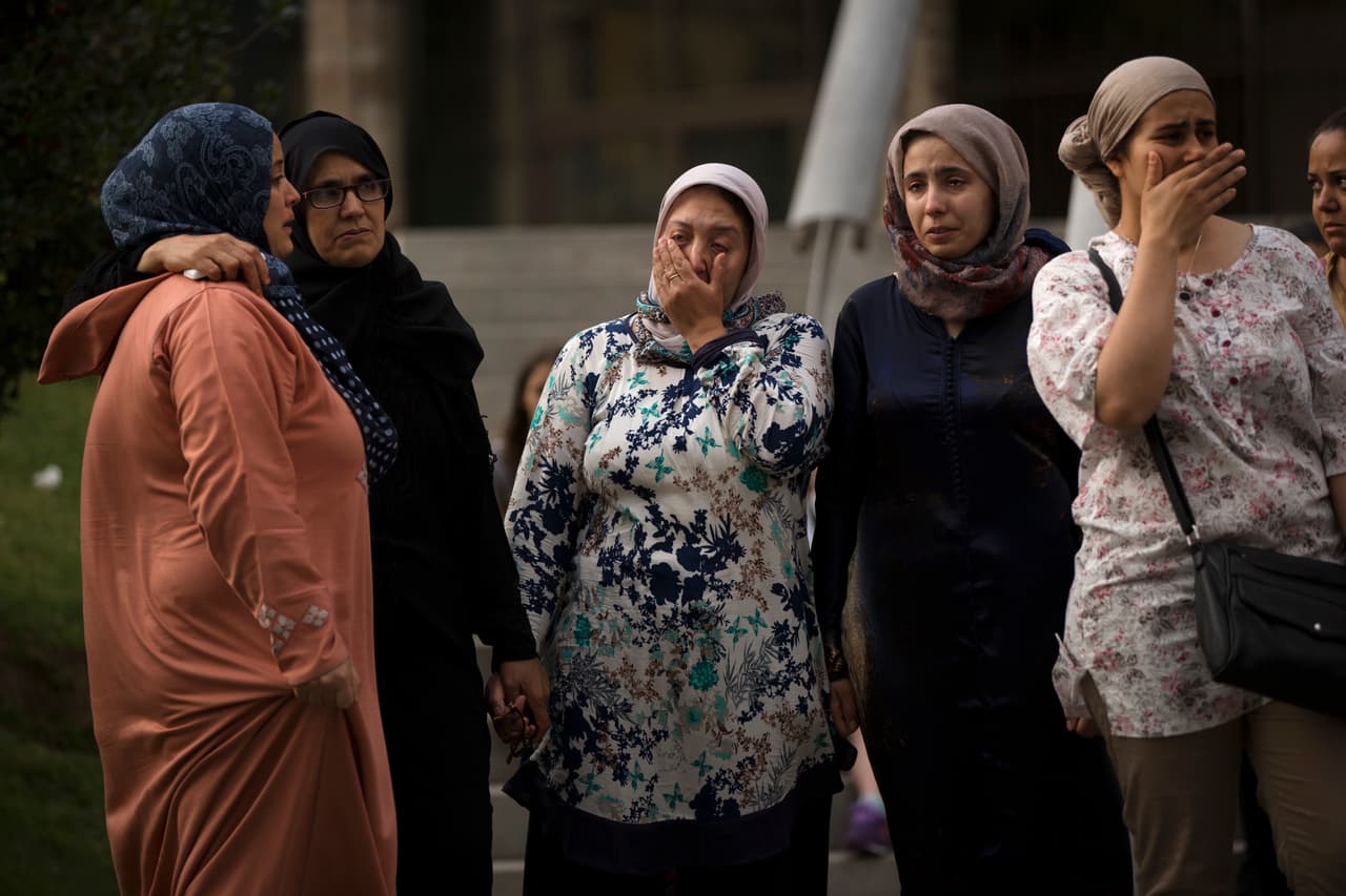 Dos mujeres que se identificaron como la madre y la hermana de uno de los presuntos terroristas, Mohamed Hychami, a quien las autoridades mataron en Cambrils (Tarragona), dijeron que están “rotos de dolor” y que “les cayó el mundo encima al saber la noticia”, reportó la agencia de noticias EFE.