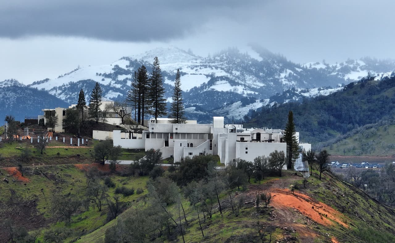 En el norte de la Bahía la nieve se registró desde Sonoma hasta Napa. En la imagen, uno de los viñedos de Calistoga ofrece esta panorámica con las montañas cubiertas de nieve.