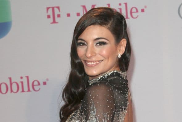 Muchos de sus atuendos le dan un aire de diva de otra época.