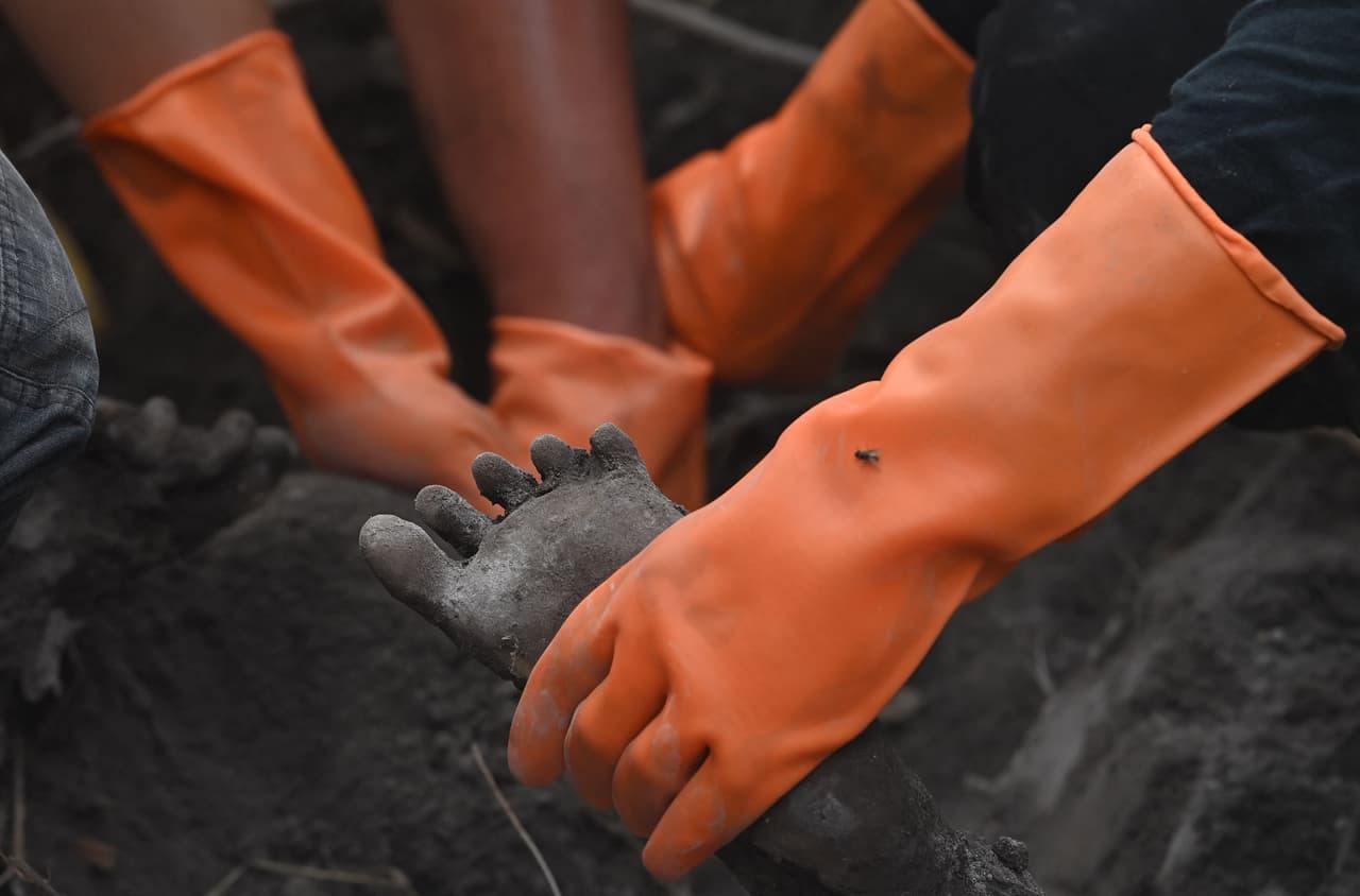 <b>La trágica erupción del volcán Semeru</b>
<br>
<br>Rescatistas en búsqueda de víctimas de la erupción del volcán Semeru, en la isla de Java, Indonesia, el 6 de diciembre.
<br>
<br>El volcán Semeru es la montaña más alta de la isla Java y arrojó gruesas columnas de ceniza después de una
<a href="https://www.univision.com/noticias/mundo/volcan-indonesia-la-erupcion-del-volcan-semeru-fotos"><u>erupción repentina</u></a>. Las aldeas y los pueblos cercanos quedaron cubiertos por cenizas y al menos 14 personas perdieron la vida.