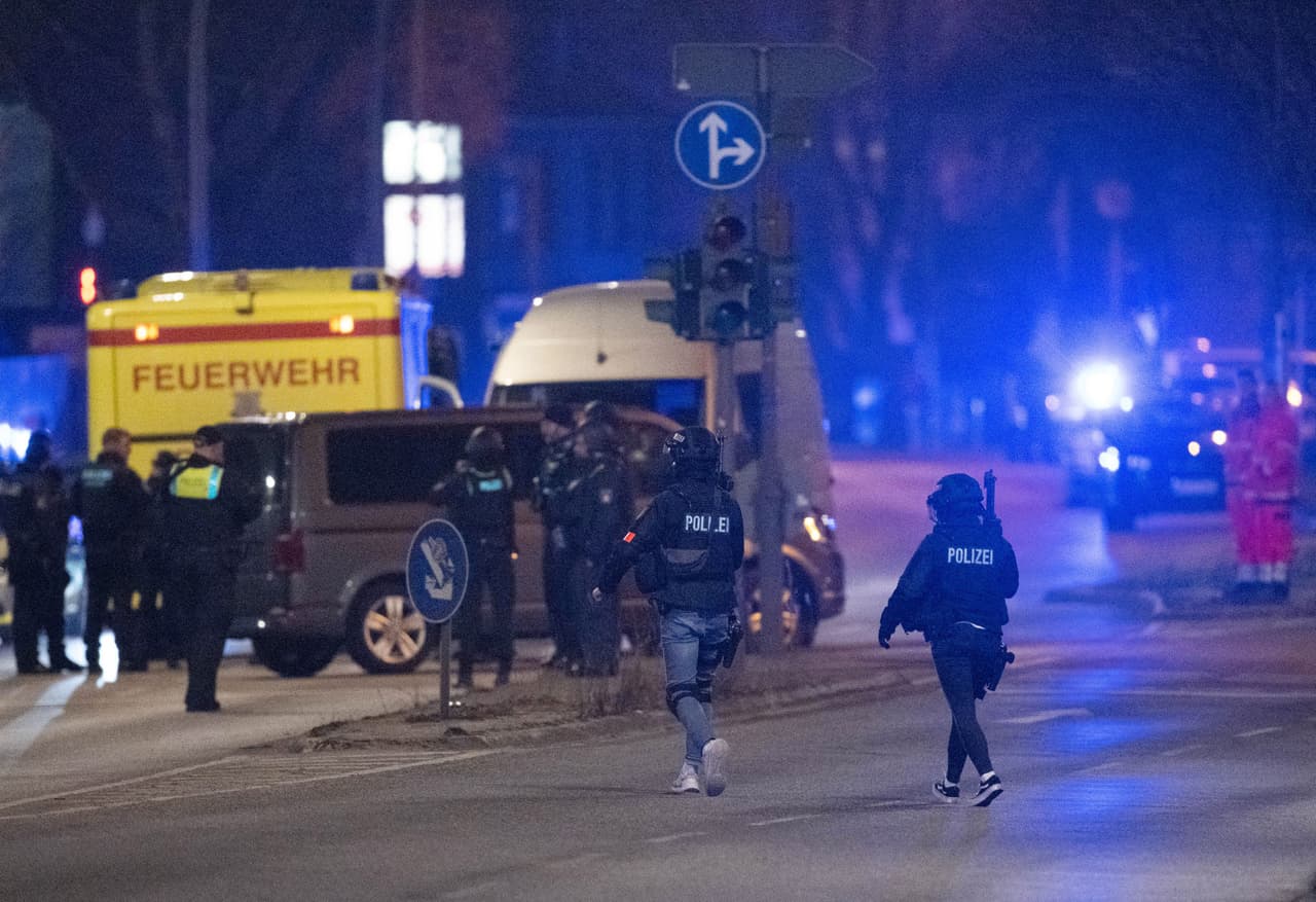 Inicialmente, el vocero no podía dar "todavía indicaciones" sobre el móvil, pero explicó que "en la noche había una congregación de testigos de Jehová en el edificio". Según la web de esta organización en Alemania cuenta con 175,000 miembros, 3,800 de ellos en Hamburgo.