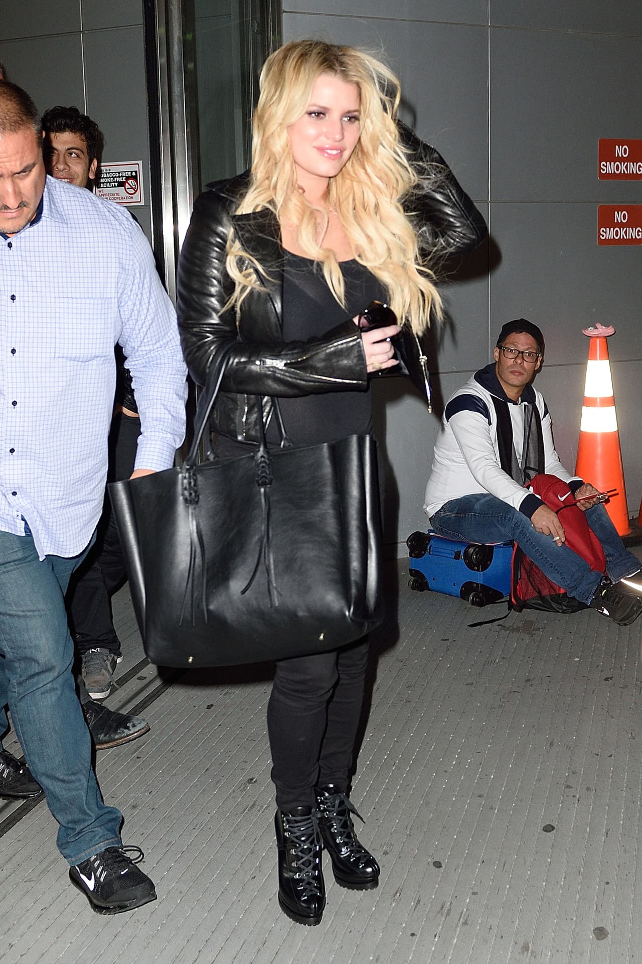 La diseñadora muestra un vientre abultado muy sospechoso.