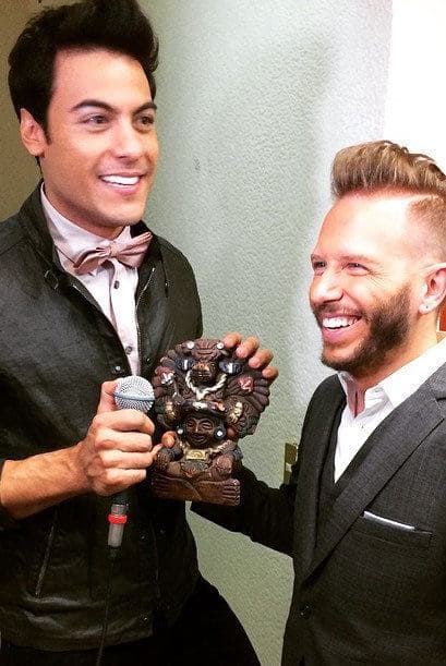 Noel y Carlos Rivera presumiendo la amistad que llevan y lo bueno que ambos son para cantar.