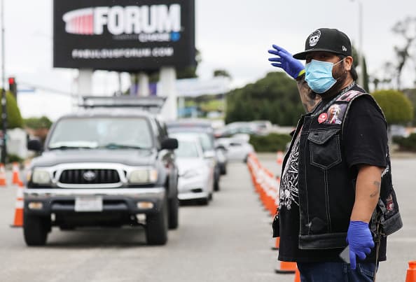 La crisis del
<a href="https://www.univision.com/temas/coronavirus">coronavirus</a> también desató una crisis de
<a href="https://www.univision.com/sacramento/kuvs/desempleo-en-california-video">desempleo</a> y con ello la imposibilidad ara muchas familias de cubrir sus necesidades básicas de alimentación. Por ello, el gran Forum de Los Ángeles ahora es un centro de distribución de
<a href="https://www.univision.com/temas/alimentos">alimentos</a> para aquellos afectados por la pandemia.
<br>