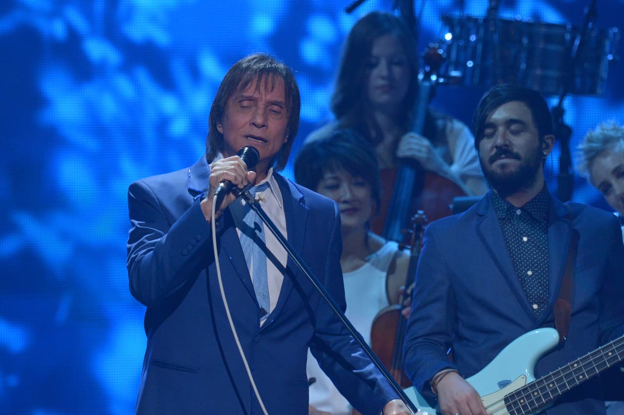 El tan esperado cantante finalmente llegó al escenario… ¡Roberto Carlos!