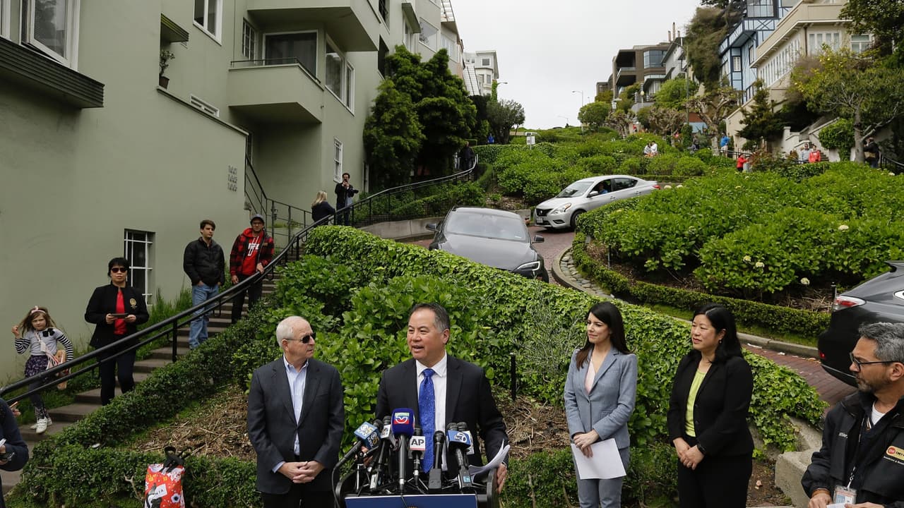 El asambleísta estatal Phil Ting durante la presentación de su iniciativa en abril de 2019.
