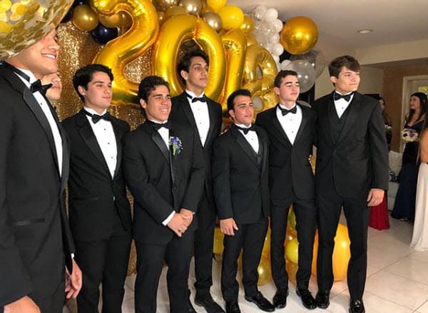 Lorenzo y sus amigos utilizaron un smoking negro para la gran fiesta.