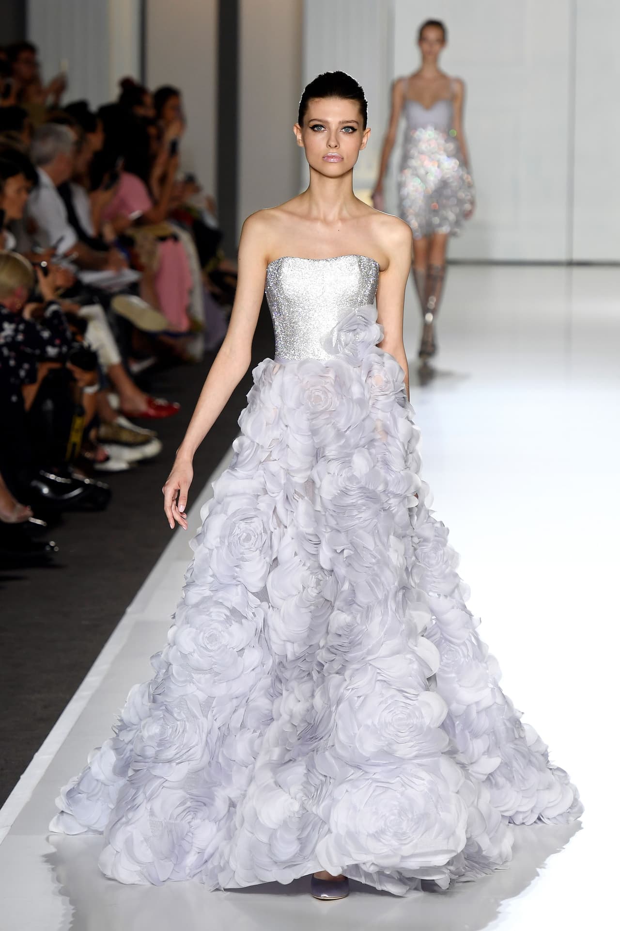 Por diseños como estos, femeninos al mismo tiempo que poderosos, es que Ralph & Russo rápidamente se convirtieron en
<i>must</i> de las conocedoras que gustan de diseños impactantes pero que no opacan su personalidad.