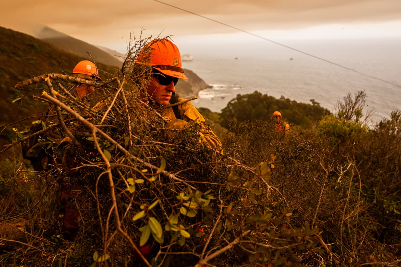 Los bomberos Padres Hotshots retiran vegetación mientras el incendio llamado Plaskett arde cerca, el 28 de agosto de 2026, en Big Sur, California. (AP Foto/Ethan Swope)