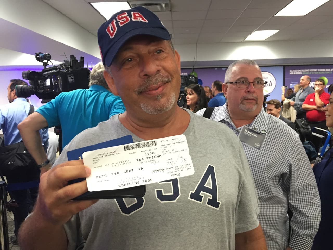 Domingo Santana, de 53 años, no quería morir sin regresar a Cuba. Compró su boleto tan pronto JetBlue los puso a la venta.