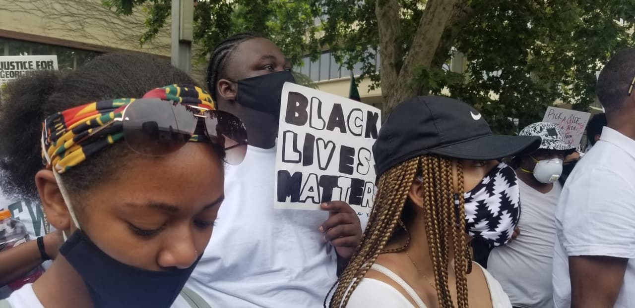 En otras ciudades como Visalia y Bakersfield se registraron incidentes menores durante las manifestaciones. La Policía de Bakersfield informó que arrestaron a 10 personas el viernes por disturbios y saqueos y a otro sujeto 
<b><a href="https://www.univision.com/local/fresno-kftv/arrestan-por-intento-de-asesinato-a-conductor-que-acelero-vehiculo-en-medio-de-protesta-en-bakersfield">por intento de asesinato, </a>luego que embistiera contra los convocantes durante la protesta hiriendo a una menor de 15 ños.</b>