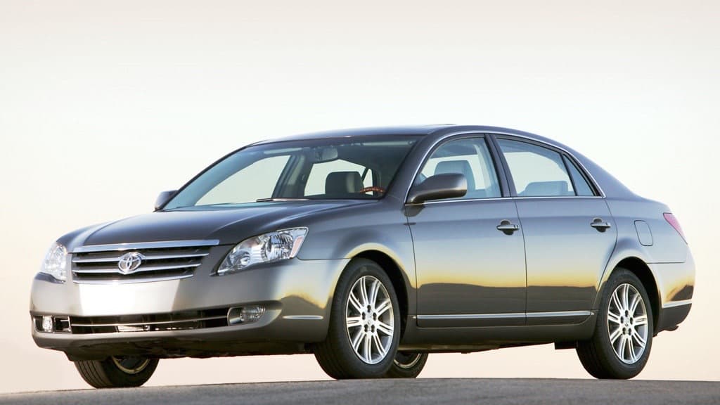 <b>8. Toyota Avalon</b>: Las personas que compran el sedán de tamaño familiar de Toyota como un vehículo nuevo, lo mantienen en su poder un promedio de 8.8 años.
<br>
<br>En la imagen un Toyota Avalon de 2006