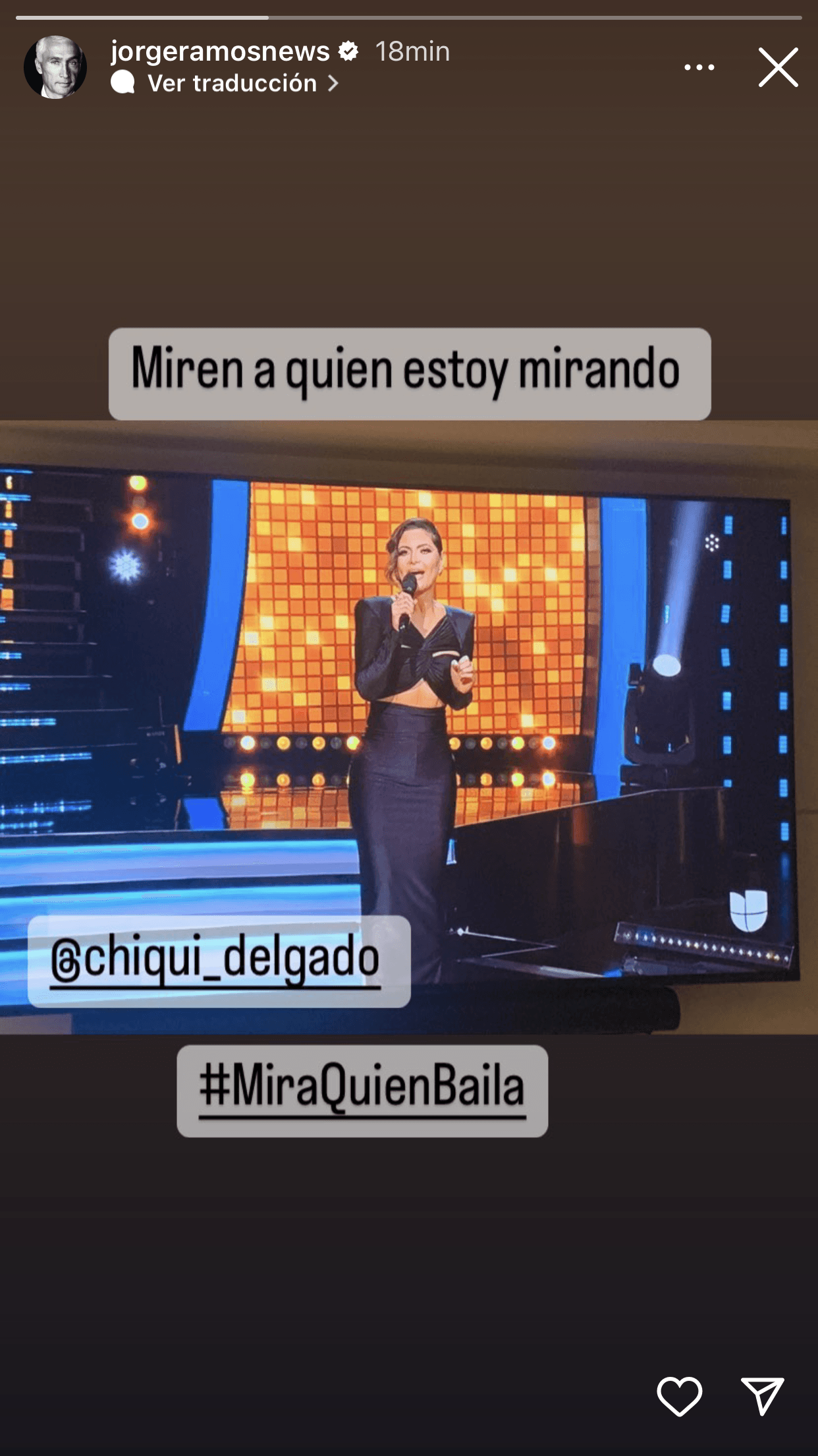 "Miren a quién estoy mirando", escribió el reconocido periodista junto con esta imagen que evidenció que estaba al tanto de lo que ocurría con Chiqui Delgado y
<b>Mira Quién Baila All Stars.</b>
