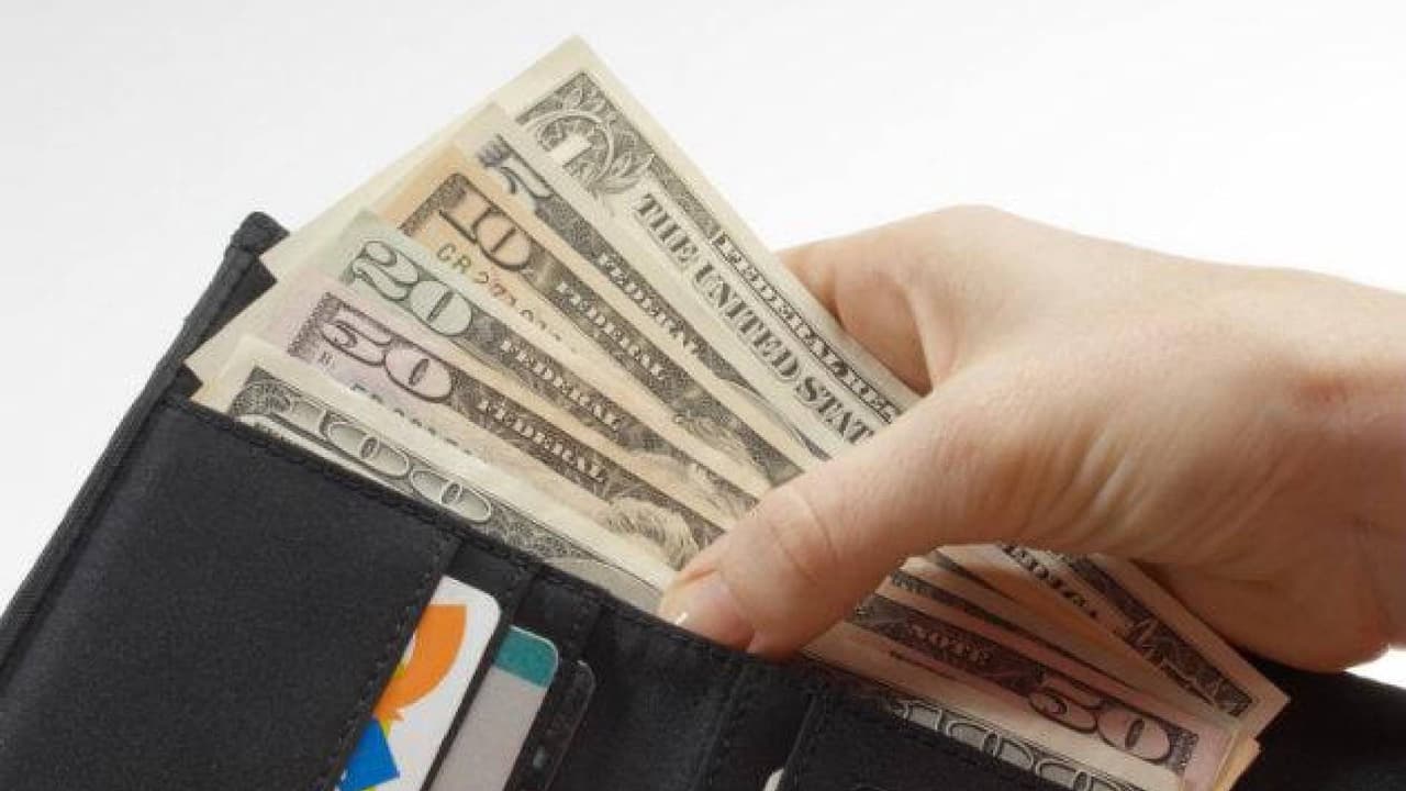 <b>Nunca dejes efectivo dentro del vehículo:</b> Es importante recordar que nunca debes dejar objetos de valor dentro de tu automóvil, incluido dinero, ni siquiera por unos instantes; los delincuentes sólo necesitan un minuto para robarte.