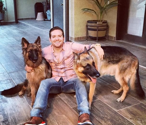 Y como le fascinan los perros se tomó una tierna selfie con estos dos "cachorritos".