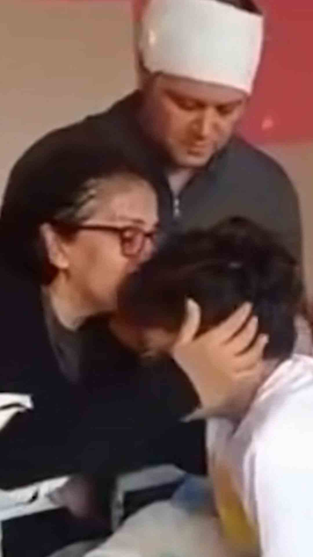 Un niño ve a sus padres por primera vez tras los terremotos