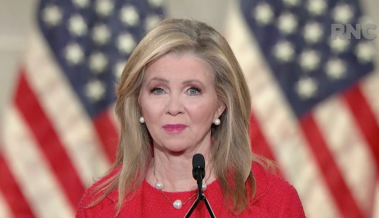Marsha Blackburn, senadora por Tennessee y una fiel seguidora de Trump, fue la encargada de retomar los ataques contra los demócratas señalándolos de querer "cancelar" a los republicanos. La senadora pronunció un oscuro discurso retomando el
<a href="https://www.univision.com/noticias/elecciones-en-eeuu-2020/una-estridente-acusacion-de-socialistas-radicales-contra-los-democratas-y-otras-claves-de-la-convencion-republicana"> relato que los republicanos pintaron el lunes</a> sobre la 'anarquía' que reinará si Trump no gana las elecciones.