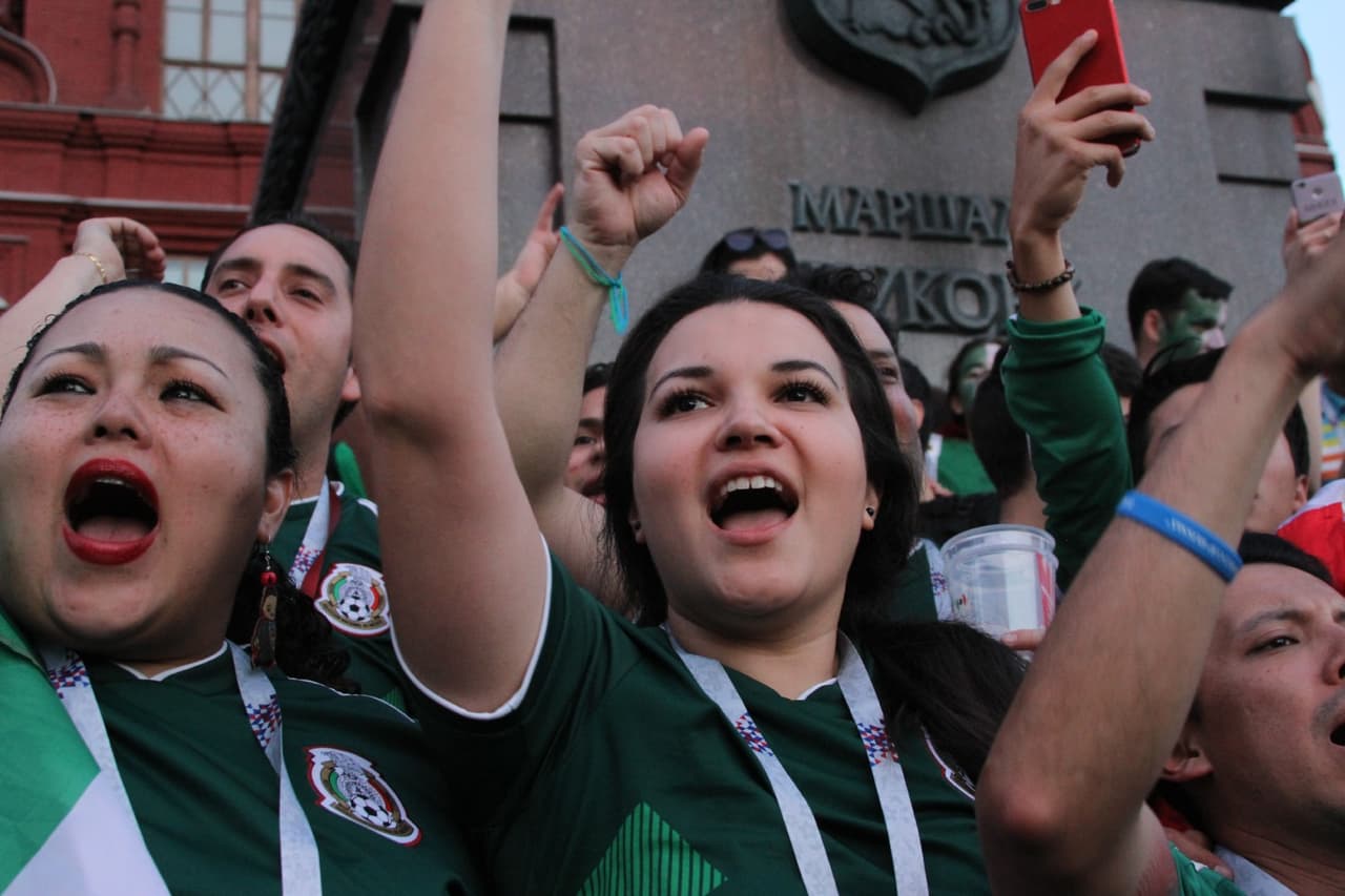 Tremendo jolgorio que armaron los aficionados mexicanos en la Plaza Roja en Moscú tras la gran victoria de la selección de México por 1-0 sobre Alemania. ¡Así festejaron! (Fotos: Ricardo Otero, enviado)