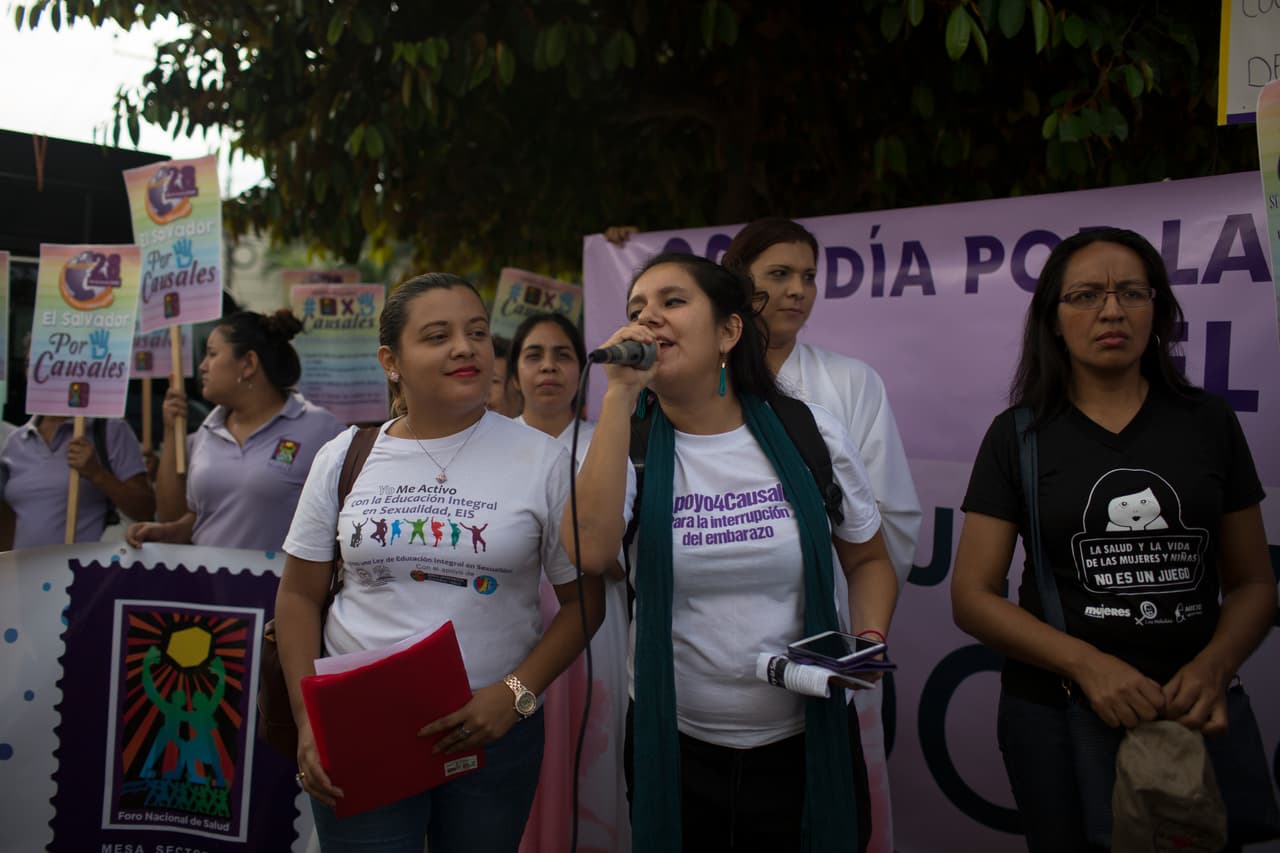 Sara García, líder y activista del grupo Agrupación Ciudadana por la Despenalización del Aborto El Salvador, es una de las voces más reconocidas en la lucha por despenalizar el aborto. El grupo apoya un proyecto de ley presentado en el 2016, en el que el aborto podría estar permitido en casos de violación, cuando la mujer es menor de edad o víctima de tráfico de personas, cuando el feto no es viable y para proteger la vida o la salud de la mujer.