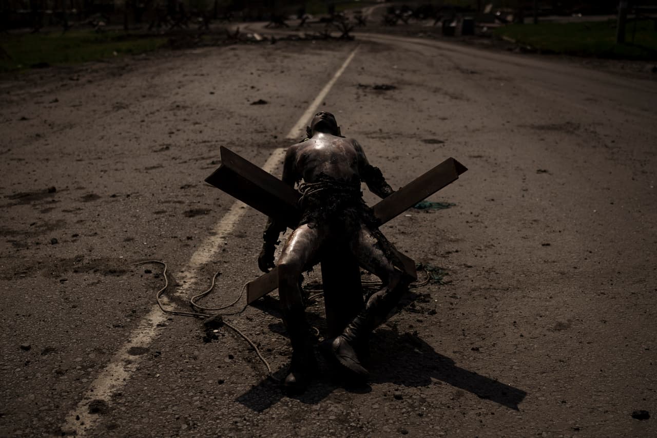 En la foto: El cuerpo de un hombre no identificado se ve en una barrera cerca de un pueblo recuperado por las fuerzas ucranianas en las afueras de Járkov, el sábado 30 de abril.
<br>
<br>
<b>Con la ayuda del armamento pesado estadounidense y europeo, Ucrania han retomado docenas de aldeas y dañado puentes estratégicos</b> en la región de Kherson, dice Kiev.
<br>